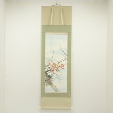 画像1: 北川光鈴筆　紅白梅小禽　肉筆絹本掛軸（共箱） (1)