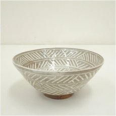 画像2: 菁光窯　利岡清光造　彫三島茶碗（共箱） (2)