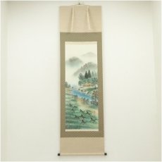 画像1: 石田雪外筆　馬九行久山水　彩色山水　肉筆絹本掛軸（共箱） (1)