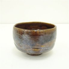 画像2: 坂口三楽造　飴釉茶碗（保護箱） (2)