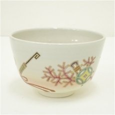 画像1: 京焼　桜谷窯　中村桜谷造　色絵宝尽し茶碗 (1)