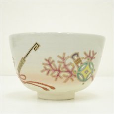画像2: 京焼　桜谷窯　中村桜谷造　色絵宝尽し茶碗 (2)