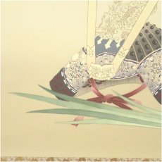 画像4: 石田由幾筆　菖蒲に兜　肉筆絹本掛軸（共箱） (4)