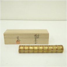 画像1: 芳正造　金彩横笛香合（共箱） (1)