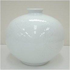 画像2: 人間国宝　井上萬二造　白磁笹彫文花瓶（共箱） (2)