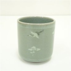 画像2: 韓国人間文化財　柳海剛（根瀅）造　高麗青磁湯呑（共箱） (2)