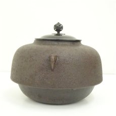 画像4: 釜師　人間国宝　高橋敬典造　唐銅鬼面風炉　梨地丸釜添（共箱） (4)