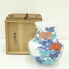 画像1: 有田焼　十二代　今泉今右衛門造　錦花絵花瓶（共箱） (1)