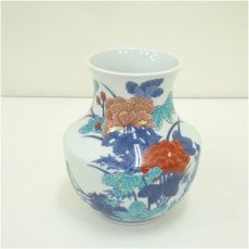 画像2: 有田焼　十二代　今泉今右衛門造　錦花絵花瓶（共箱） (2)