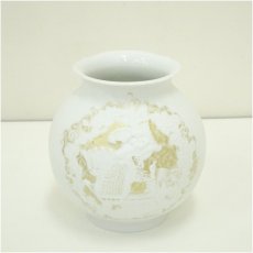 画像2: KAISER　白磁金彩陽刻花瓶（共箱） (2)