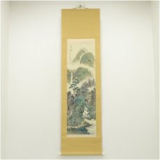 画像2: 宮瀬泉城筆　林渓幽隠　彩色山水　肉筆絹本掛軸（共箱） (2)