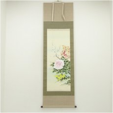 画像1: 珠香筆　四季花　肉筆絹本掛軸（共箱） (1)