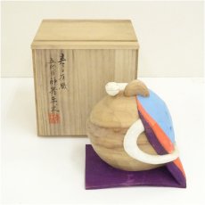 画像1: 五代目　神箸東林造　一刀彫　「幸鈴白巳」　置物（共箱） (1)