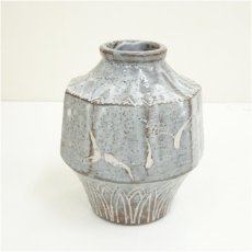 画像2: 加陽庵　中村東沈造　倣鼠志野腰削草花文花瓶（共箱） (2)
