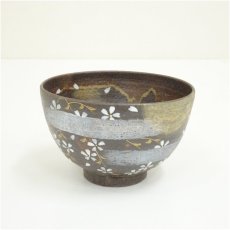 画像2: 水出宋絢造　伊羅保　夜桜茶碗（箱付） (2)