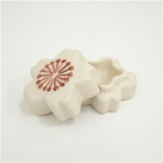 画像2: 作家物　白楽　桜香合（箱付） (2)
