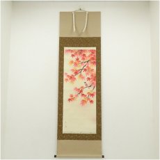 画像1: 観月筆　紅葉に小禽　肉筆絹本掛軸（共箱） (1)