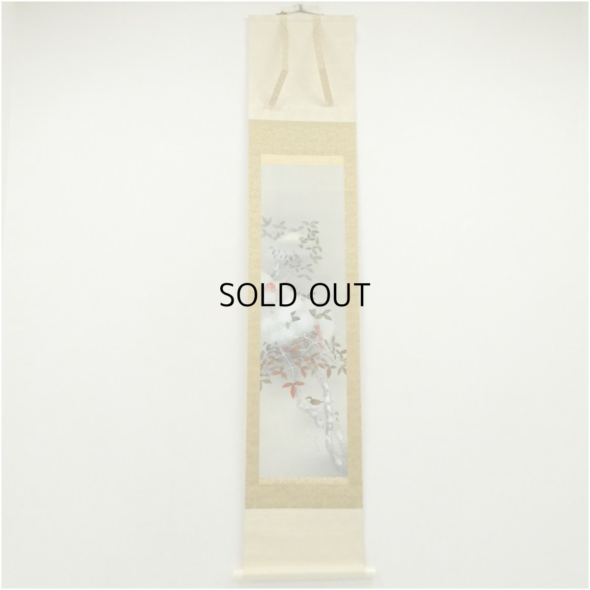 画像1: 精志筆　雪中南天に雀　肉筆絹本掛軸（箱付） (1)