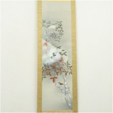 画像2: 精志筆　雪中南天に雀　肉筆絹本掛軸（箱付） (2)
