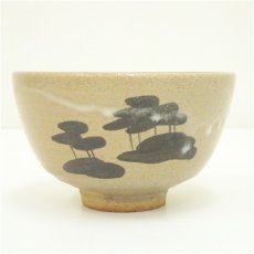 画像2: 唐津焼　十三代中里太郎右衛門窯造　絵唐津茶碗（共箱） (2)