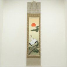 画像1: 小栗春峰筆　松上鶴　肉筆絹本掛軸（共箱） (1)