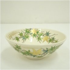 画像2: 京焼　橋本紫雲造　色絵青楓文茶碗（共箱） (2)