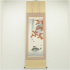 画像1: 郡賜泉筆　秋日　紅葉に小禽　肉筆絹本掛軸（共箱） (1)
