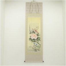 画像1: 芳春筆　鎮宅守護四季花　肉筆絹本掛軸（共箱） (1)