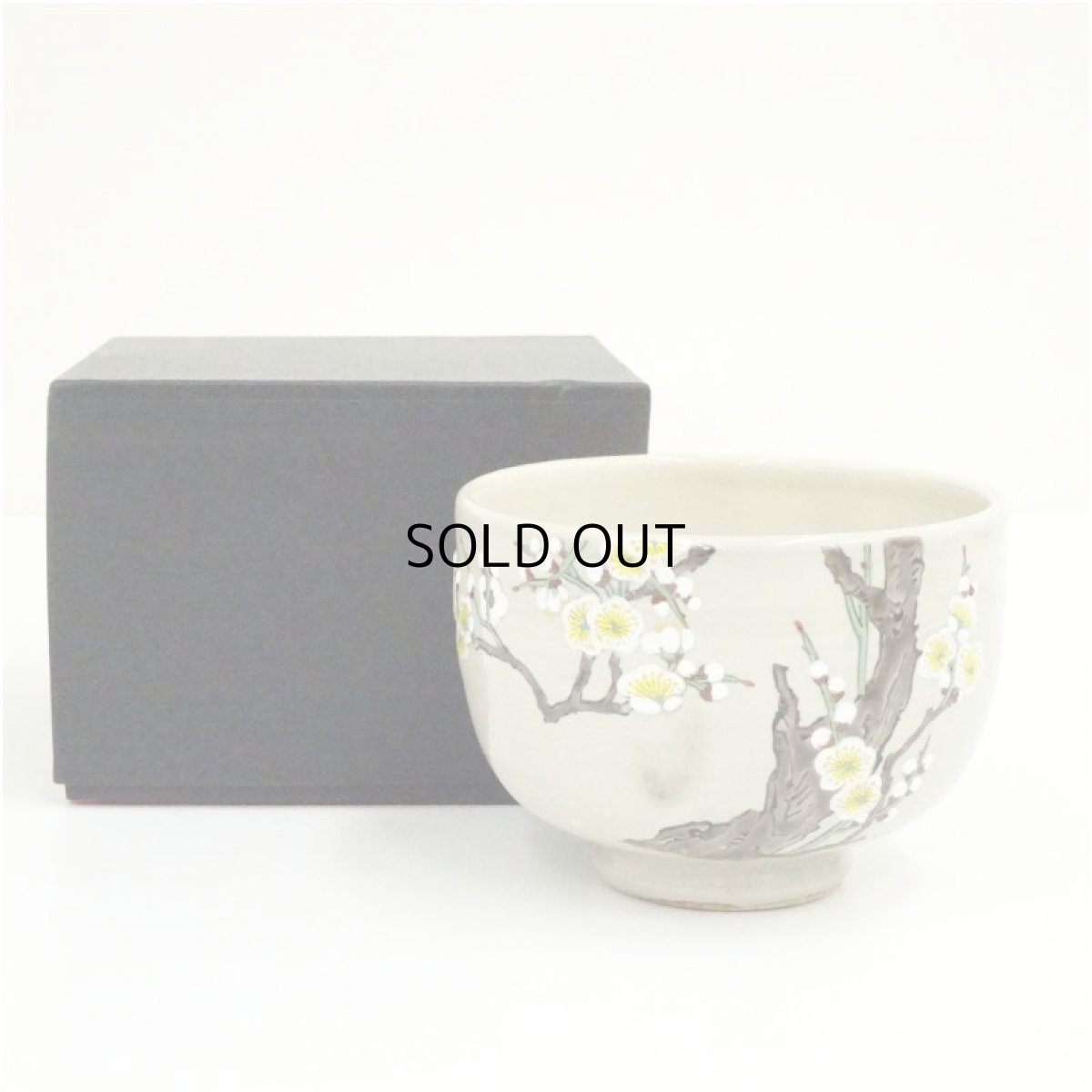 画像1: 萬古焼　三藤窯　賢豊造　色絵白梅茶碗（箱付） (1)