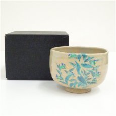 画像1: 萬古焼　三藤窯　賢豊造　色絵露草茶碗（箱付） (1)