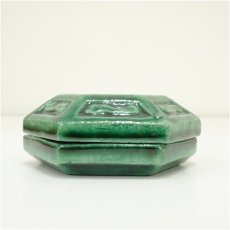 画像2: 吉向焼　吉向松月造　宝相華彫文香合（共箱） (2)