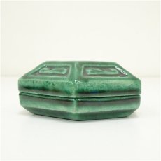 画像4: 吉向焼　吉向松月造　宝相華彫文香合（共箱） (4)