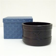 画像1: 村瀬治兵衛造　漆塗桶形建水（箱付） (1)