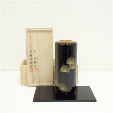 画像1: 輪島塗　東恒博造　寿松沈金花器（共箱） (1)