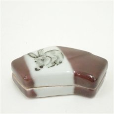 画像2: 天神窯　岡本欣三造　干支卯香合（共箱） (2)