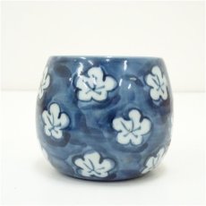 画像3: 有田焼　源右衛門窯造　古染風梅紋湯呑5客揃（共箱） (3)