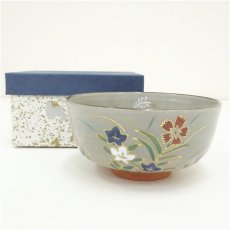 画像1: 京焼　橋本紫雲造　色絵草花茶碗（箱付） (1)
