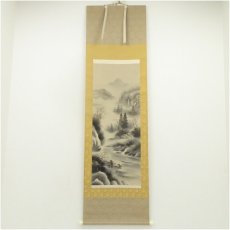 画像1: 寿松筆　水墨山水　肉筆絹本掛軸（共箱） (1)