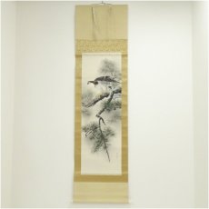 画像1: 厳生筆　松上鷹　肉筆絹本掛軸（紙箱） (1)