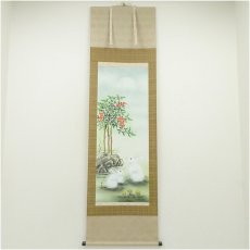 画像1: 尾崎春秋筆　南天福寿に白兎　肉筆絹本掛軸（紙箱） (1)