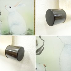 画像7: 尾崎春秋筆　南天福寿に白兎　肉筆絹本掛軸（紙箱） (7)