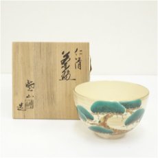 画像1: 京焼　岡田暁山　仁清印　色絵松茶碗（共箱） (1)