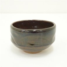画像2: 慈弓印　飴釉茶碗（保護箱） (2)