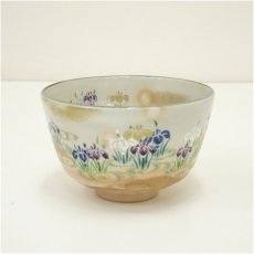 画像2: 京焼　橋本紫雲造　乾山写花菖蒲文茶碗（共箱） (2)