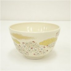 画像2: 京焼　弘艸造　倣仁清遠山桜茶碗（共箱） (2)