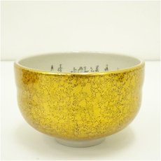 画像2: 九谷焼　賀峰造　金彩細字和歌茶碗（共箱） (2)