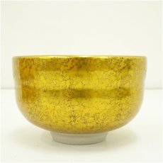 画像4: 九谷焼　賀峰造　金彩細字和歌茶碗（共箱） (4)