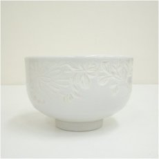 画像3: 出石焼　山本秀壷造　白磁菊彫茶碗（共箱） (3)