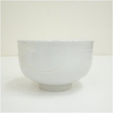 画像4: 出石焼　山本秀壷造　白磁菊彫茶碗（共箱） (4)
