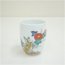 画像2: 有田焼　酒井田垣右衛門造　錦菊鳥文湯呑・柿文湯呑　柄違い2客（保護箱） (2)